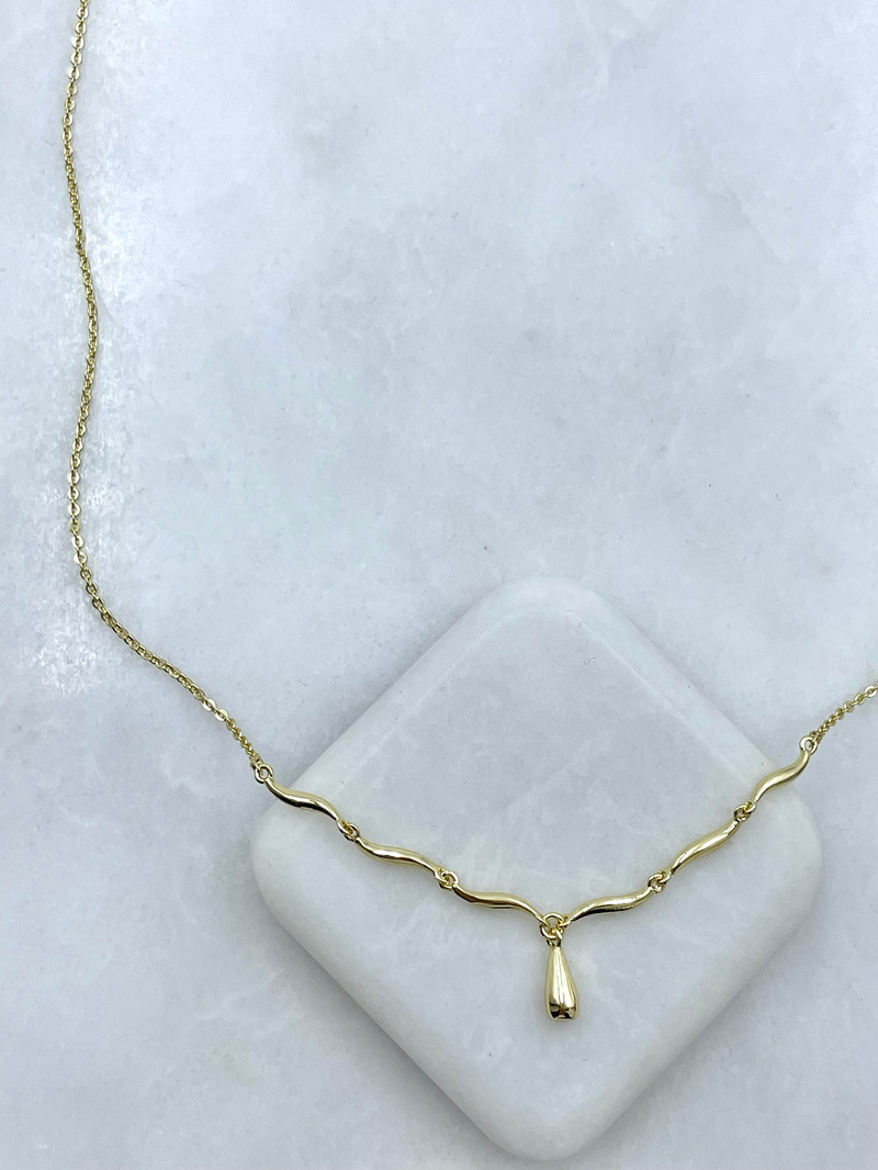 Altın Kaplama Su Damlası Sallantılı Minimal Kolye Gold