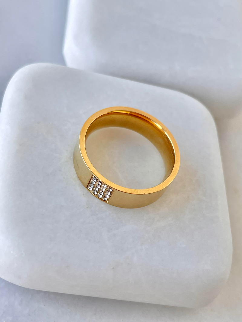 Çelik Gömme Taşlı Kare Kesim Yüzük Gold