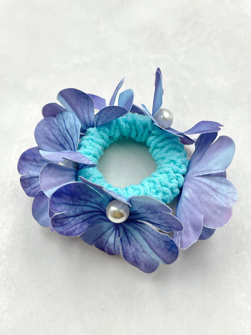 Dizi İnci Çiçekli Scrunchie Toka Mavi