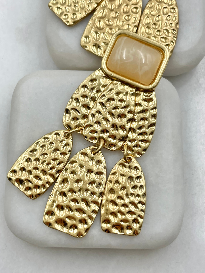 Altın Kaplama Desenli Plaka Sallantılı Çerçeveli Kare Model Vintage Küpe Ekru