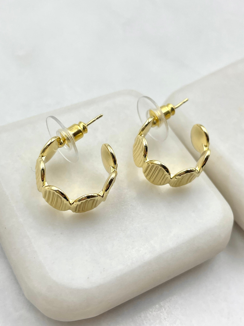 Çizgi Desenli Dizi Oval Küpe Gold