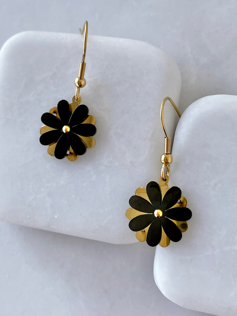 Çelik Siyah Plaka Detaylı Papatya Küpe Gold