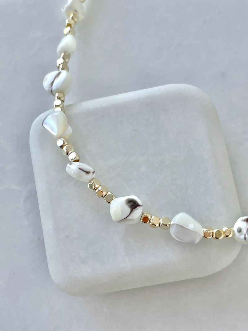 Doğal Taş Görünümlü Küp Boncuk Kolye Ekru