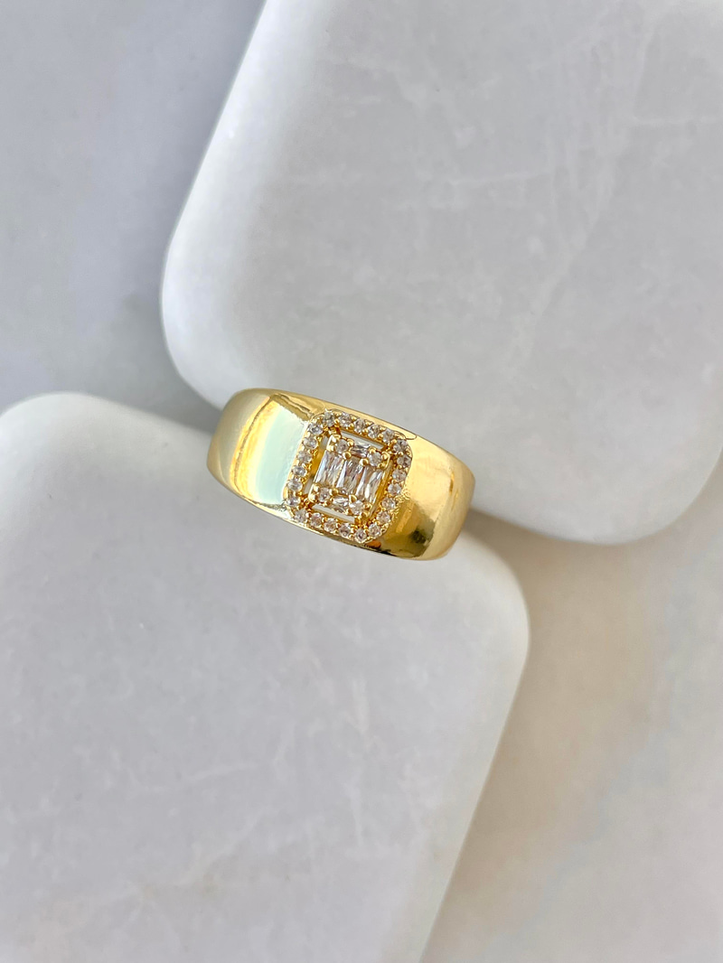 Özel Seri Kare Baget Taşlı Yüzük Gold