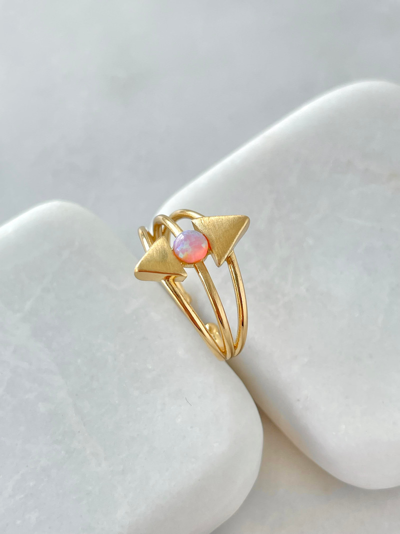 Altın Kaplama Opal Taşlı Üçgen Yüzük Lila