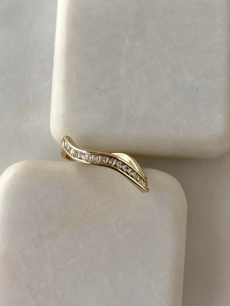 Altın Kaplama Asimetrik Baget Taşlı Yüzük Gold