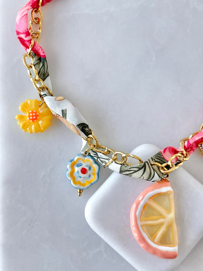 Çelik Charm Sallantılı Pembe Fularlı Kolye Gold