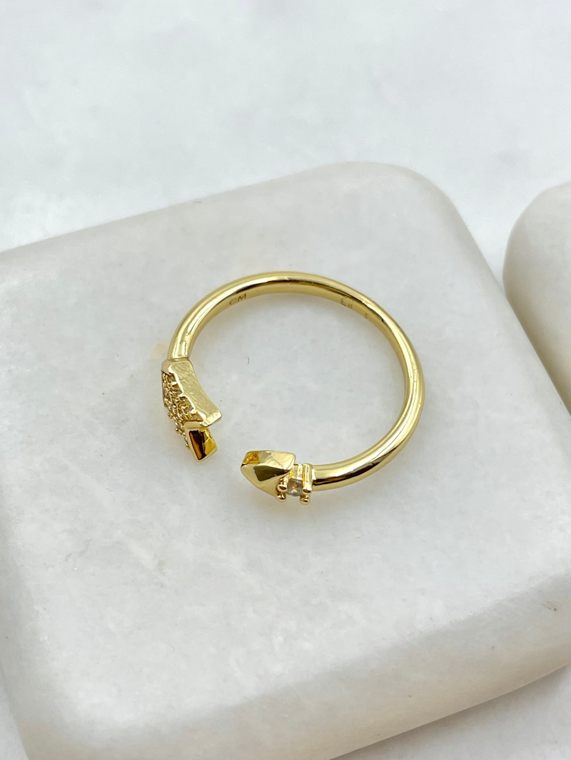 Gömme Taşlı Ok Model Yüzük Gold