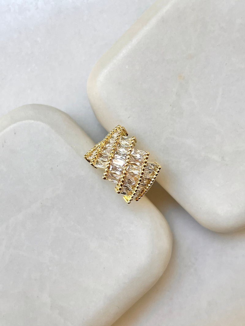 Baget Taşlı Yatay Model Kıkırdak Küpe Gold