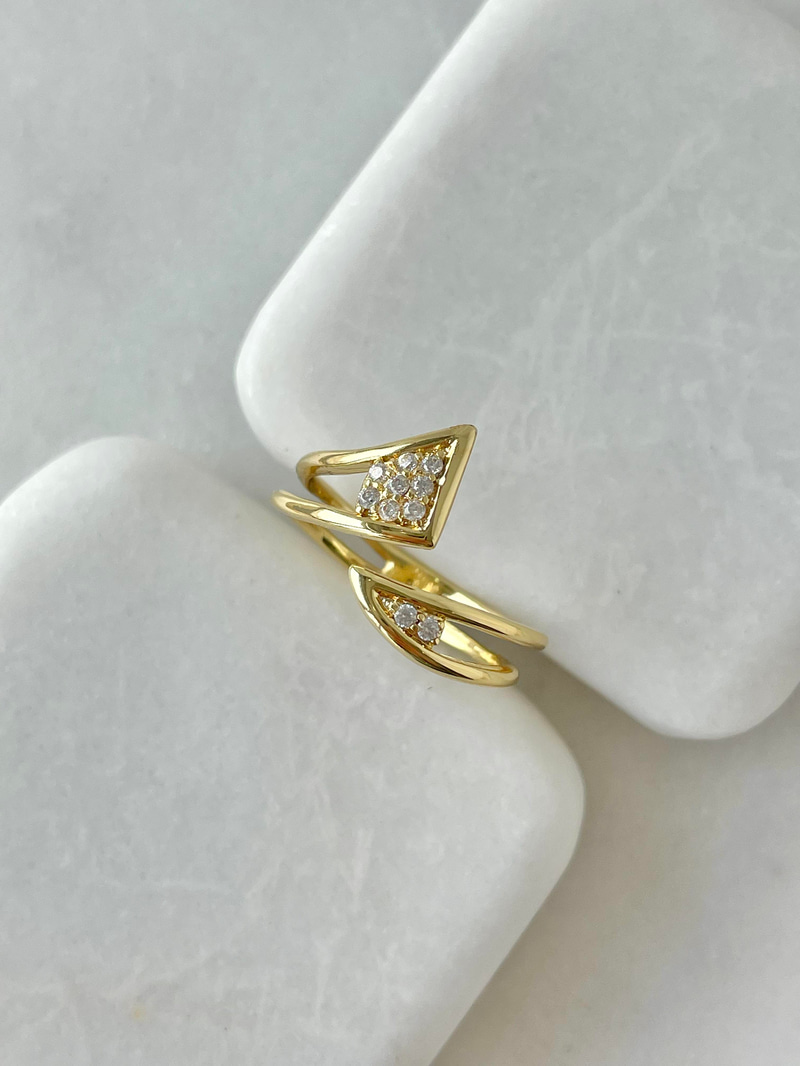 Özel Seri Gömme Taşlı Asimetrik Yüzük Gold