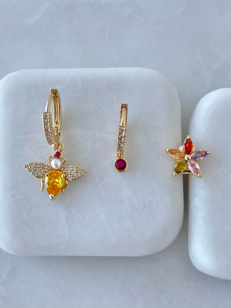 Altın Kaplama Üçlü Renkli Kristal Taşlı Arı Sallantılı Küpe Gold