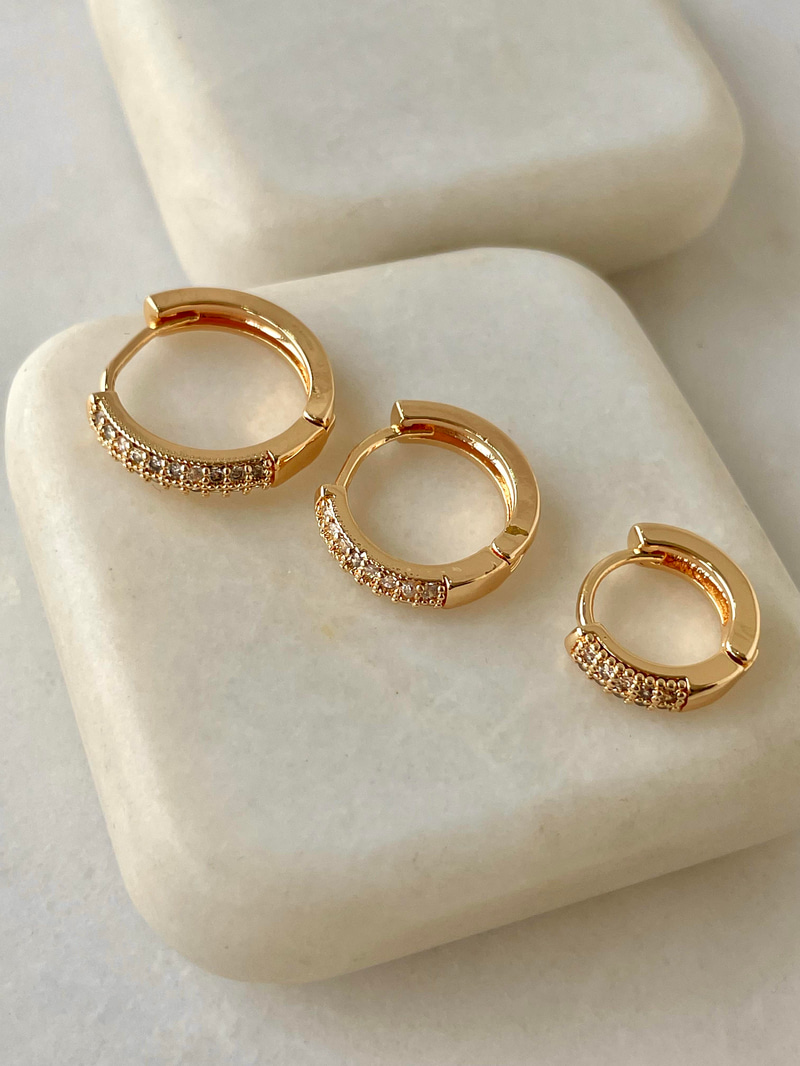 Altın Kaplama Üçlü Gömme Taşlı Basic Halka Küpe Gold