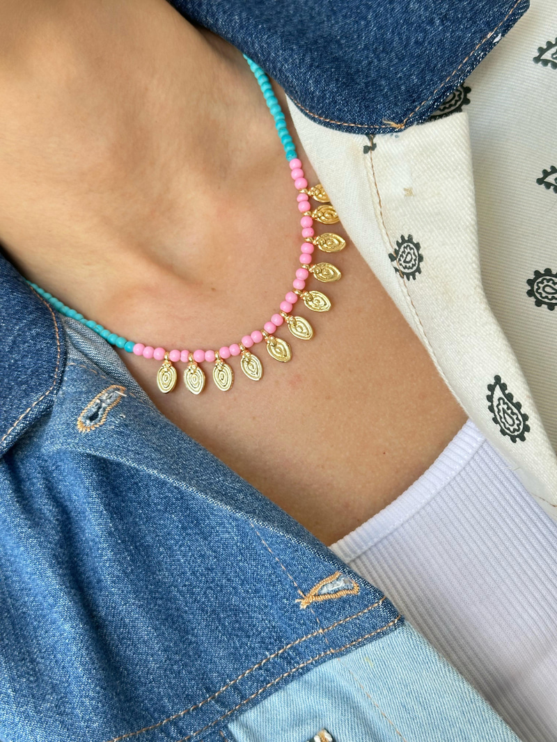 Plaka Sallantılı Pembe Boncuk Kolye Gold