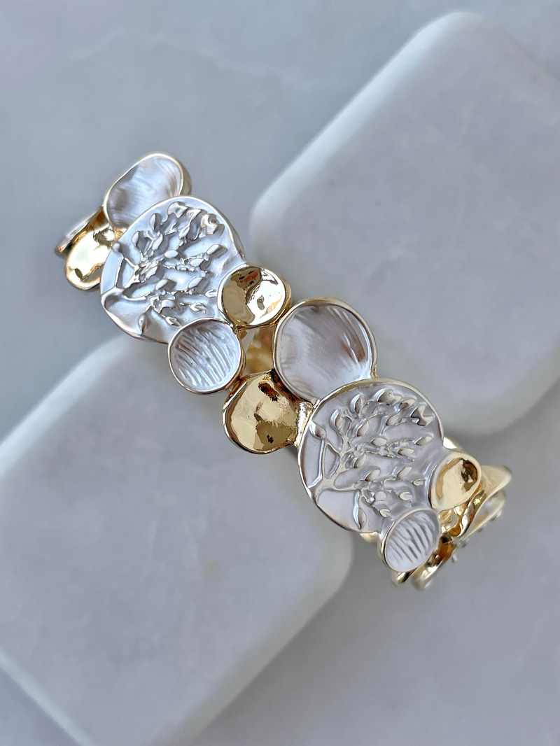 Altın Kaplama Ağaç Kabartmalı Daire Lastikli Bileklik Kırık Beyaz