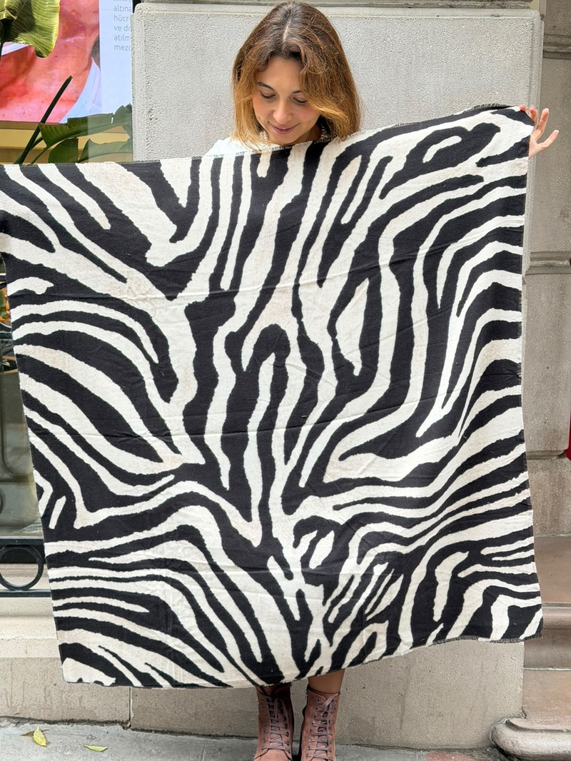 Zebra Desenli Kare Şal 110x110 cm Ekru