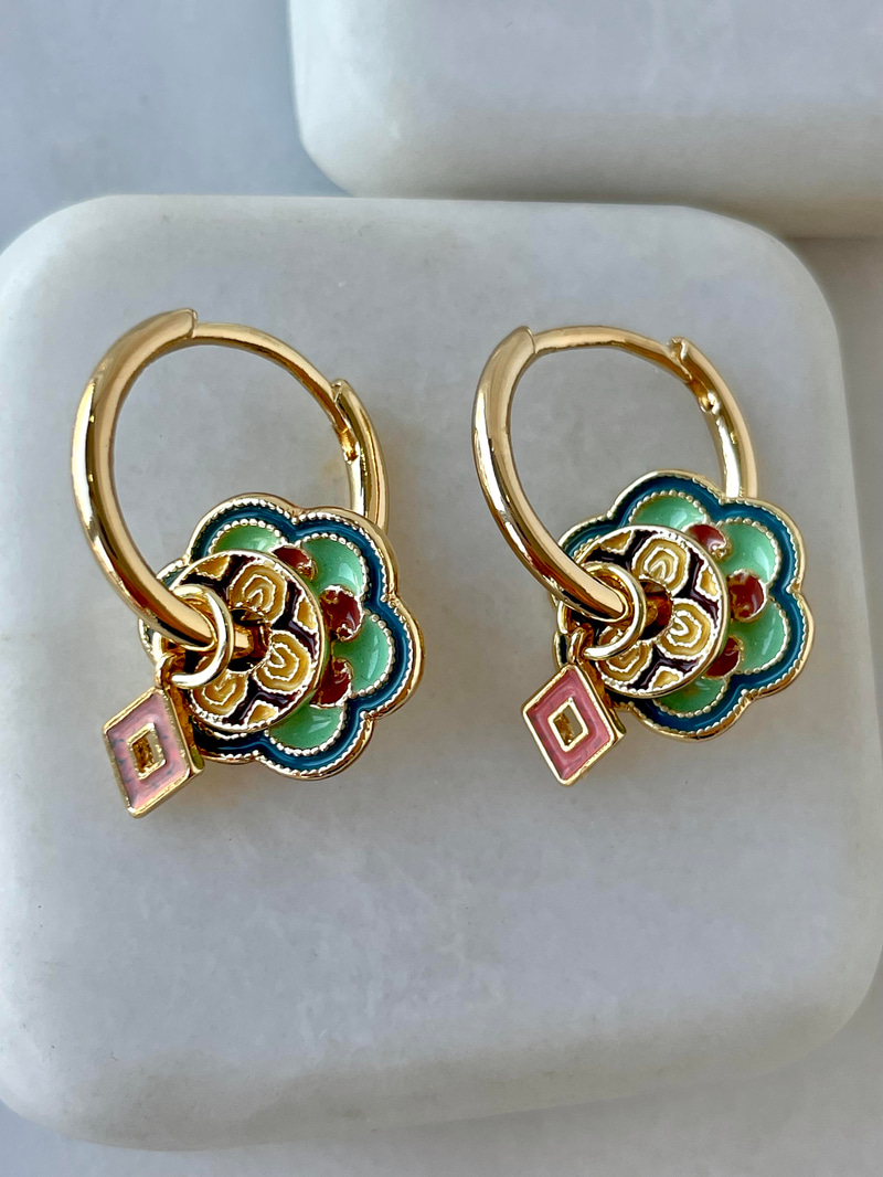 Charmlı Yeşil Çiçek Küpe