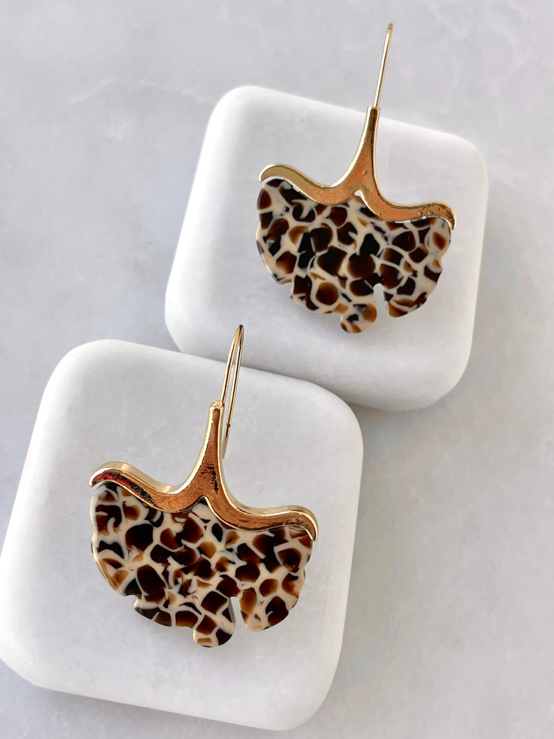 Gold Detaylı Leopar Reçine Küpe Vizon