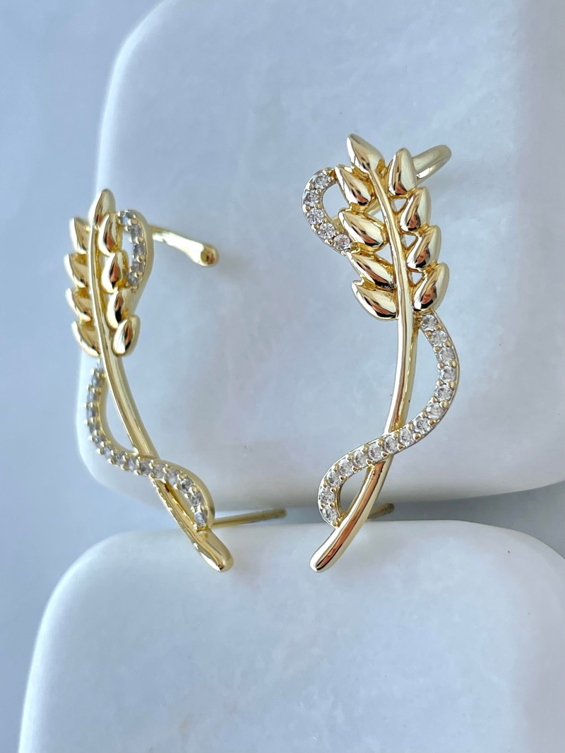 Özel Seri Gömme Taşlı Yaprak Model Kıkırdaklı Küpe Gold