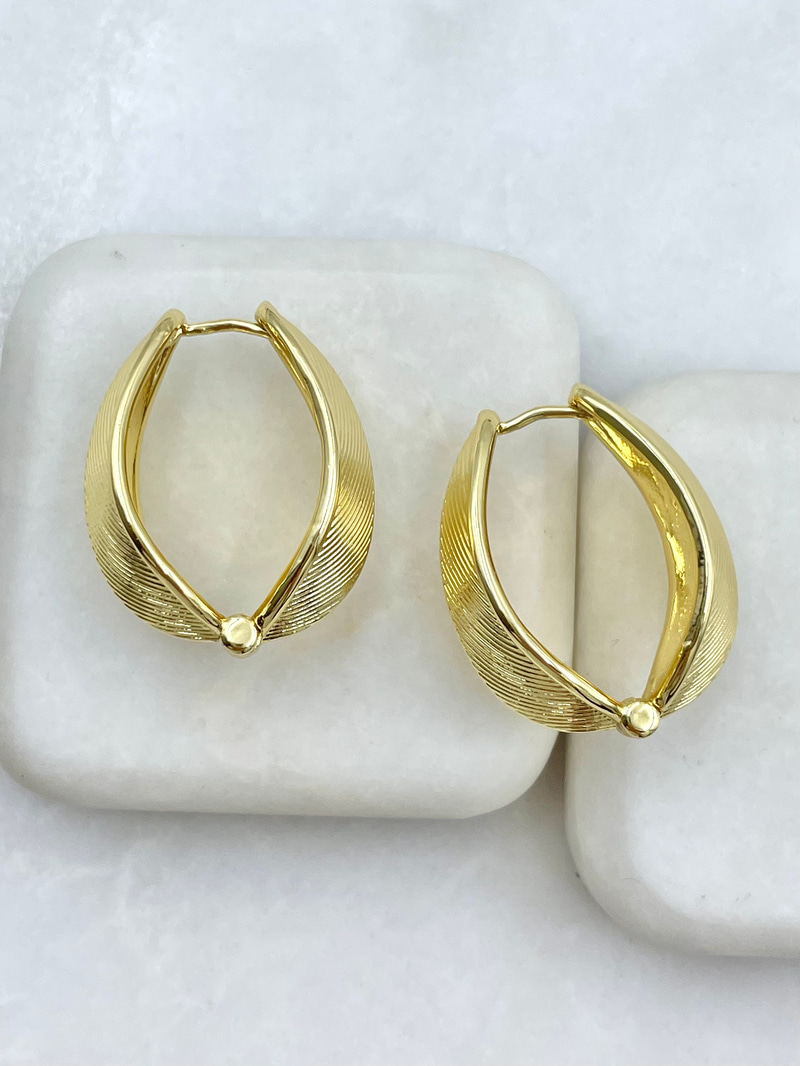 Yaprak Model Plaka Küpe Gold