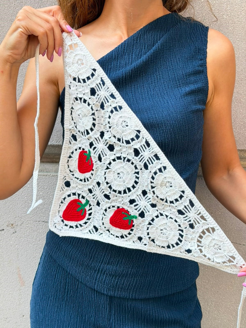 Çilek Desenli Üçgen İpli Bandana Ekru Renkli