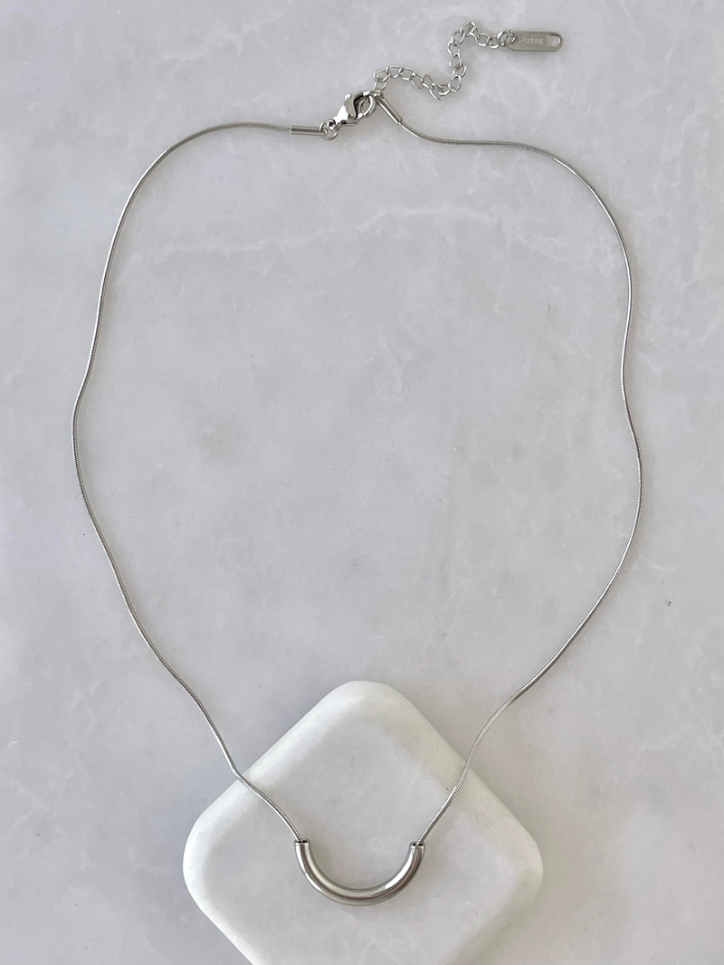 Çelik Minimal Kıvrımlı Boru Kolye Gümüş