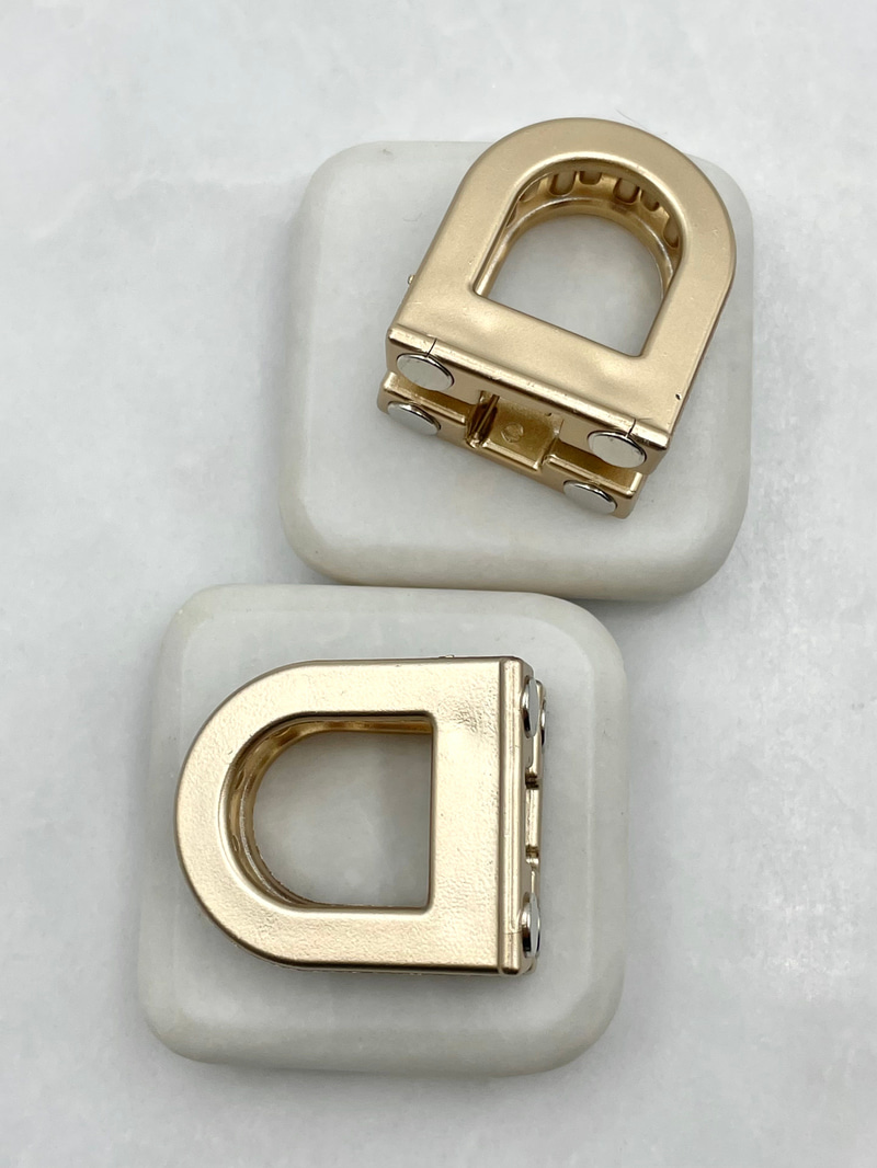 Oval Magnet Lock Toka Gold