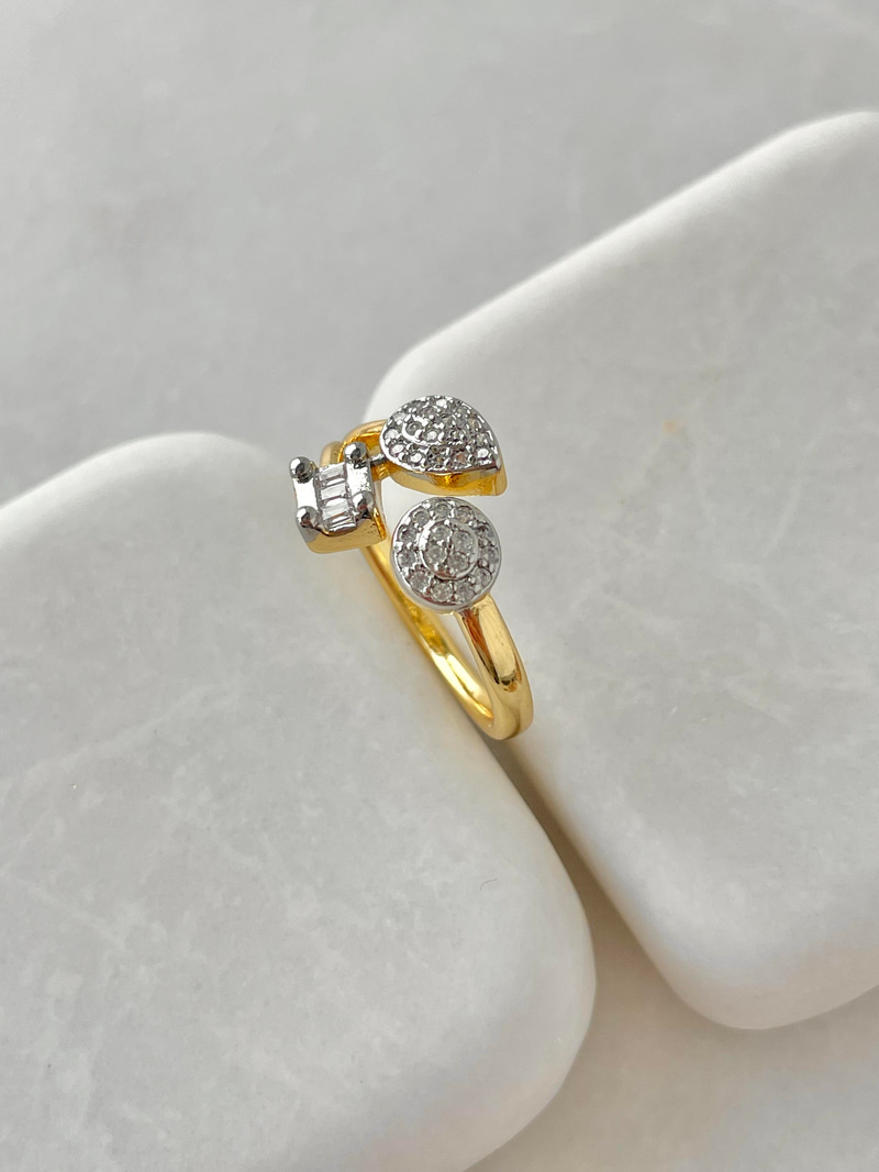 Çelik Çift Renk Kristal Taşlı Geometrik Yüzük Gold