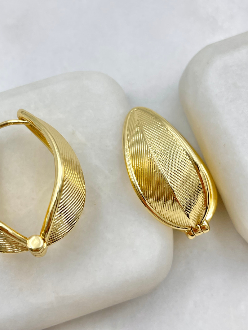 Yaprak Model Plaka Küpe Gold