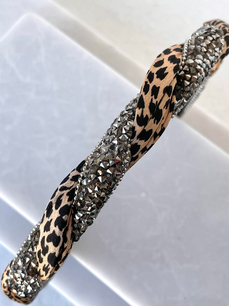 Kristal Füme Taşlı Burgu Leopar Taç Bej