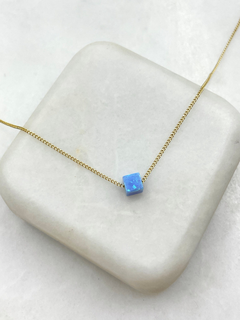 Özel Seri Opal Taşlı Minimal Küp Kolye Açık Mavi Gold