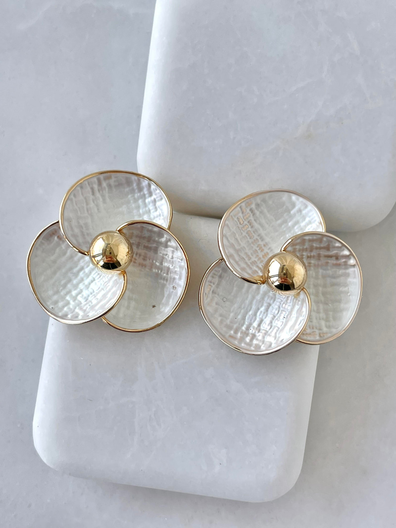 Altın Kaplama Gold Topçuk Detaylı Çiçek Küpe Ekru