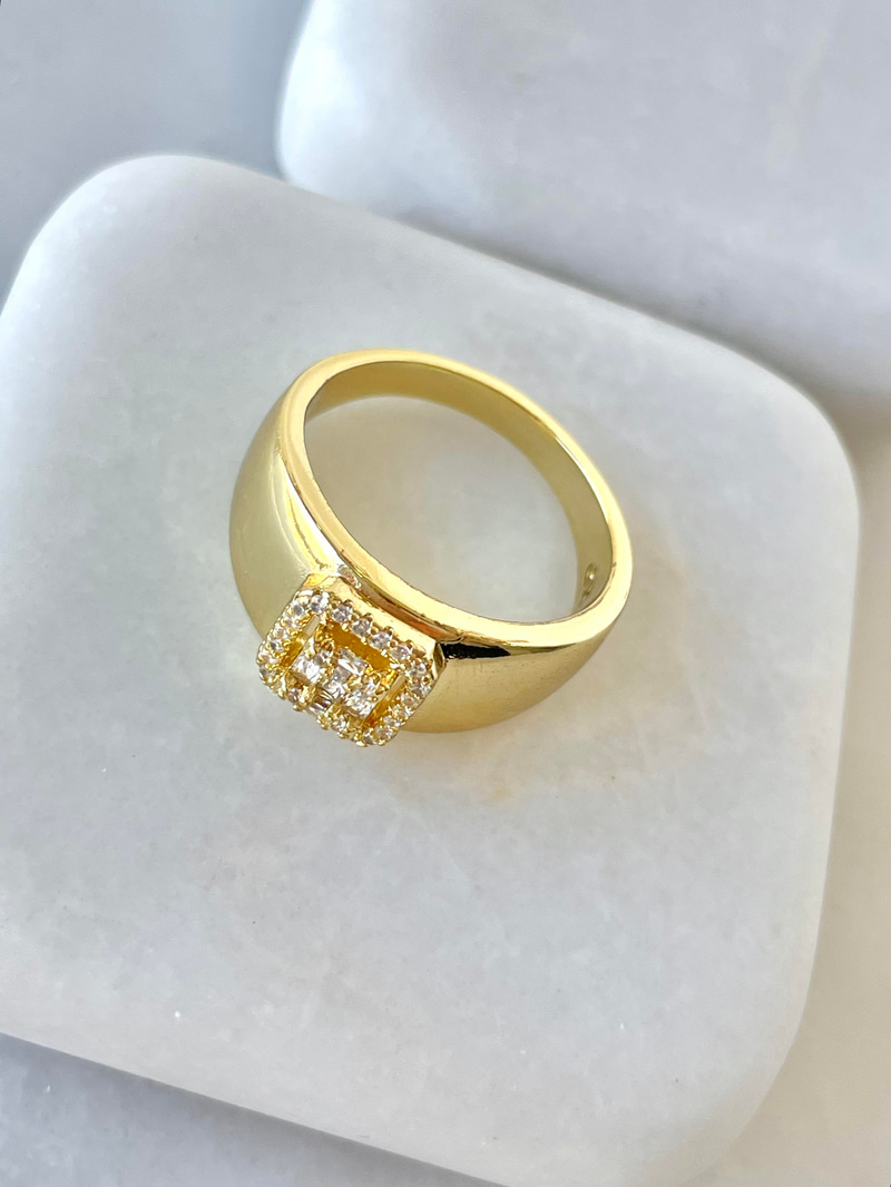 Özel Seri Kare Baget Taşlı Yüzük Gold