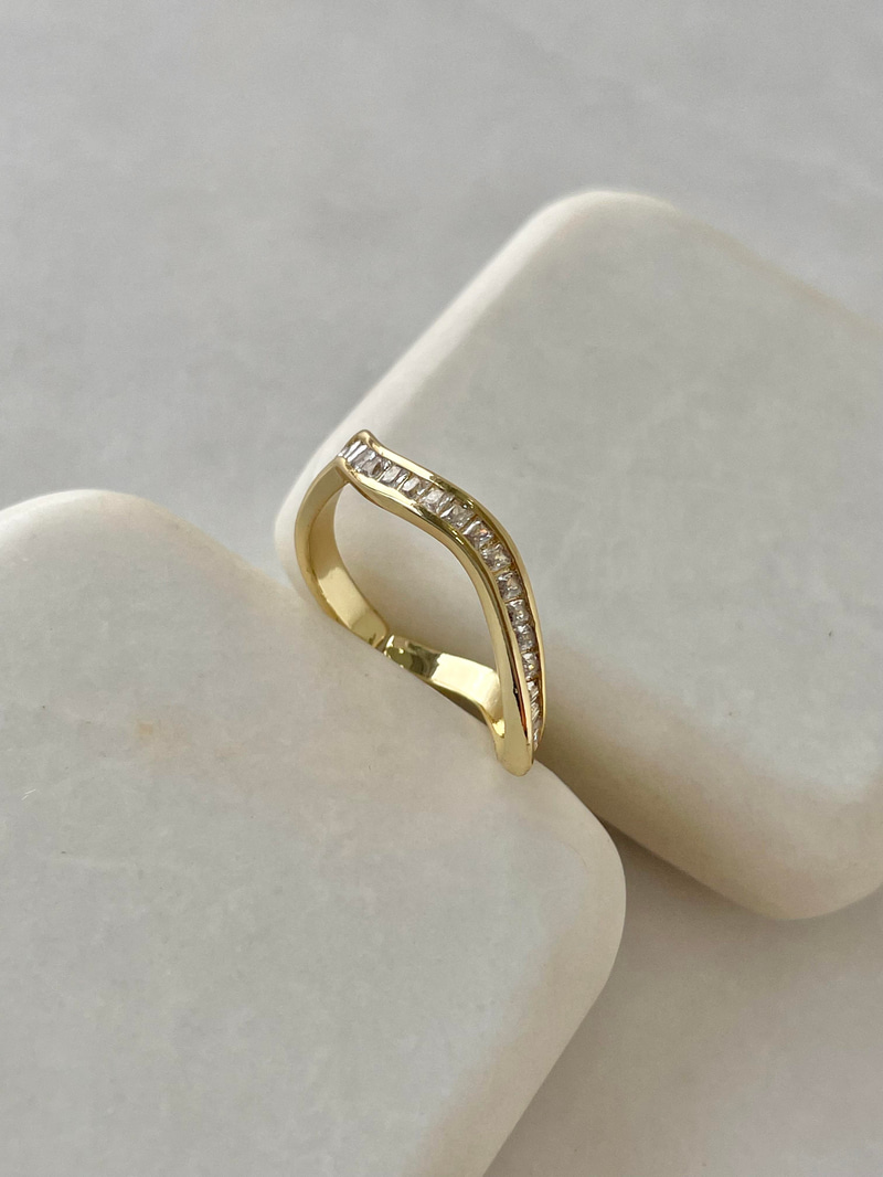 Altın Kaplama Asimetrik Baget Taşlı Yüzük Gold