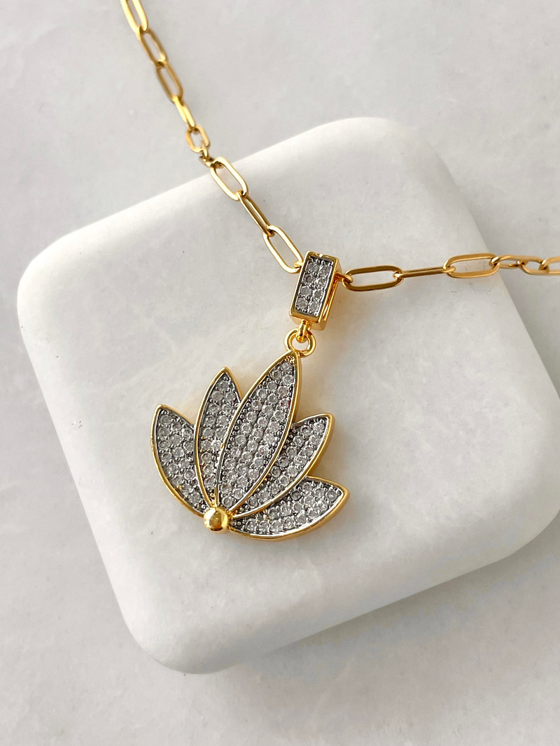 Çelik Gömme Taşlı Lotus Kolye