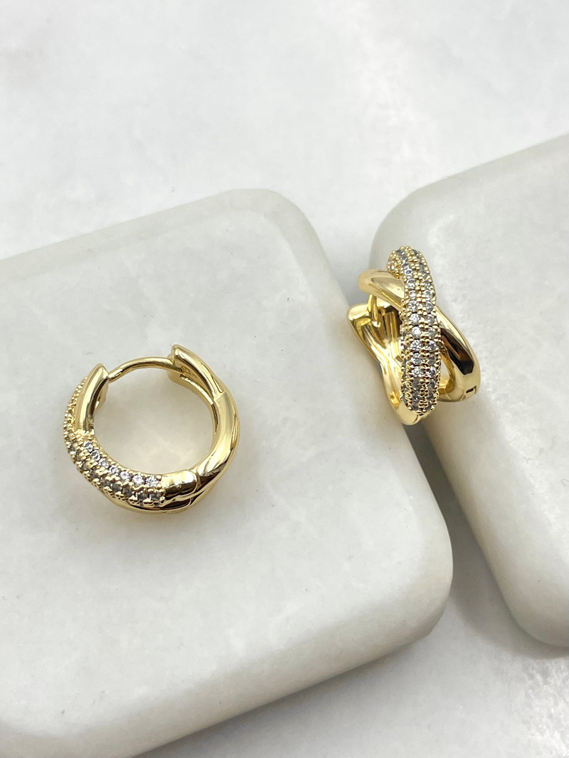 Gömme Taşlı Çapraz Model Küpe Gold