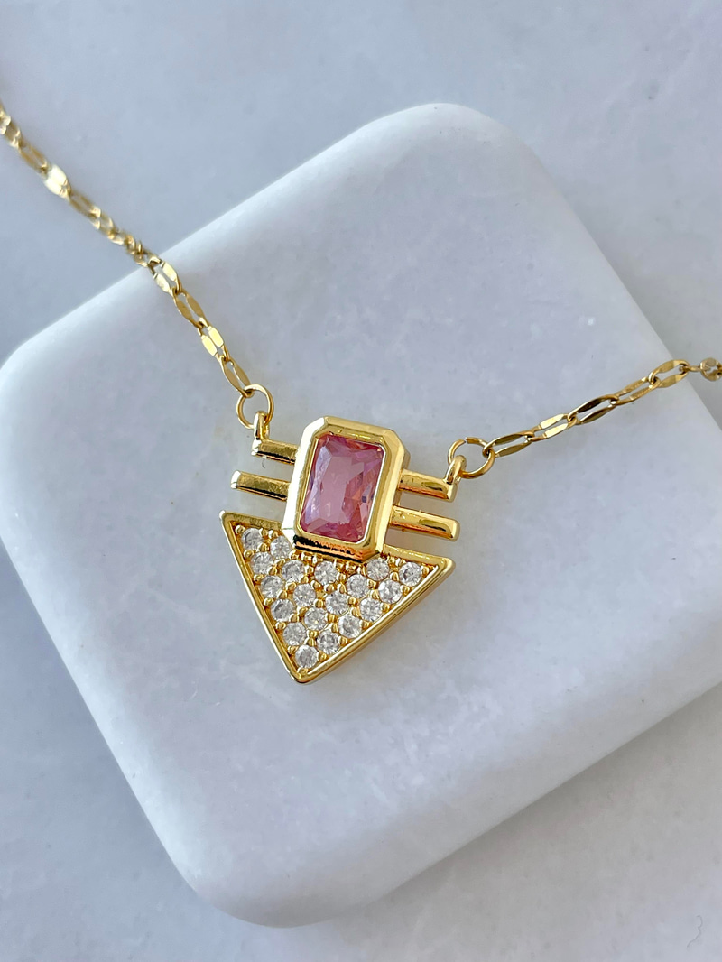 Çelik Gömme ve Kristal Taşlı Üçgen Tasarım Kolye Pembe