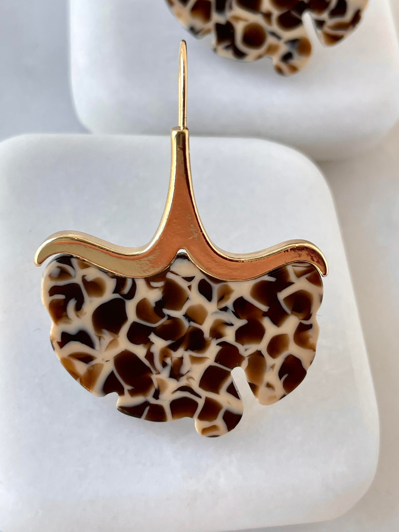 Gold Detaylı Leopar Reçine Küpe Vizon