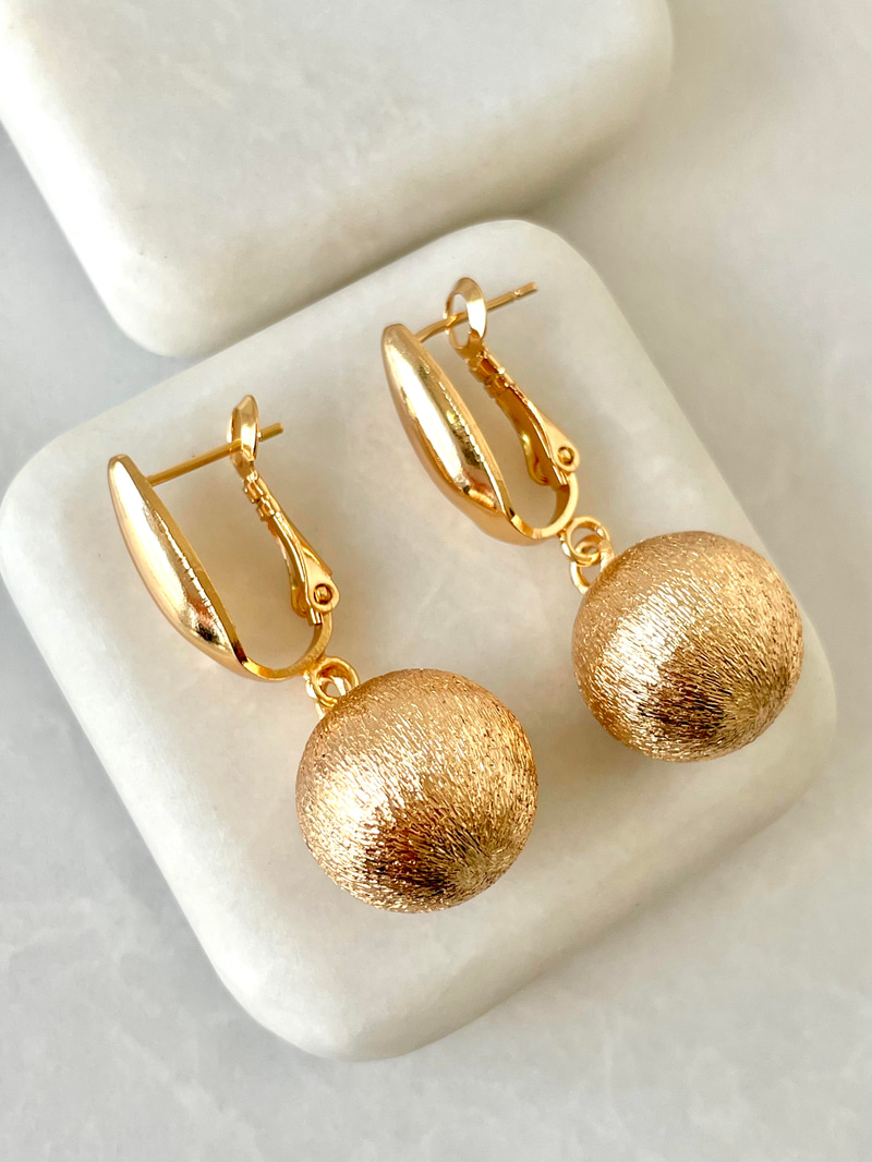Altın Kaplama Işıltılı Top Sallantılı Küpe Gold