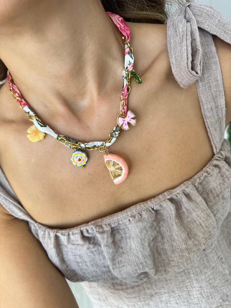 Çelik Charm Sallantılı Pembe Fularlı Kolye Gold