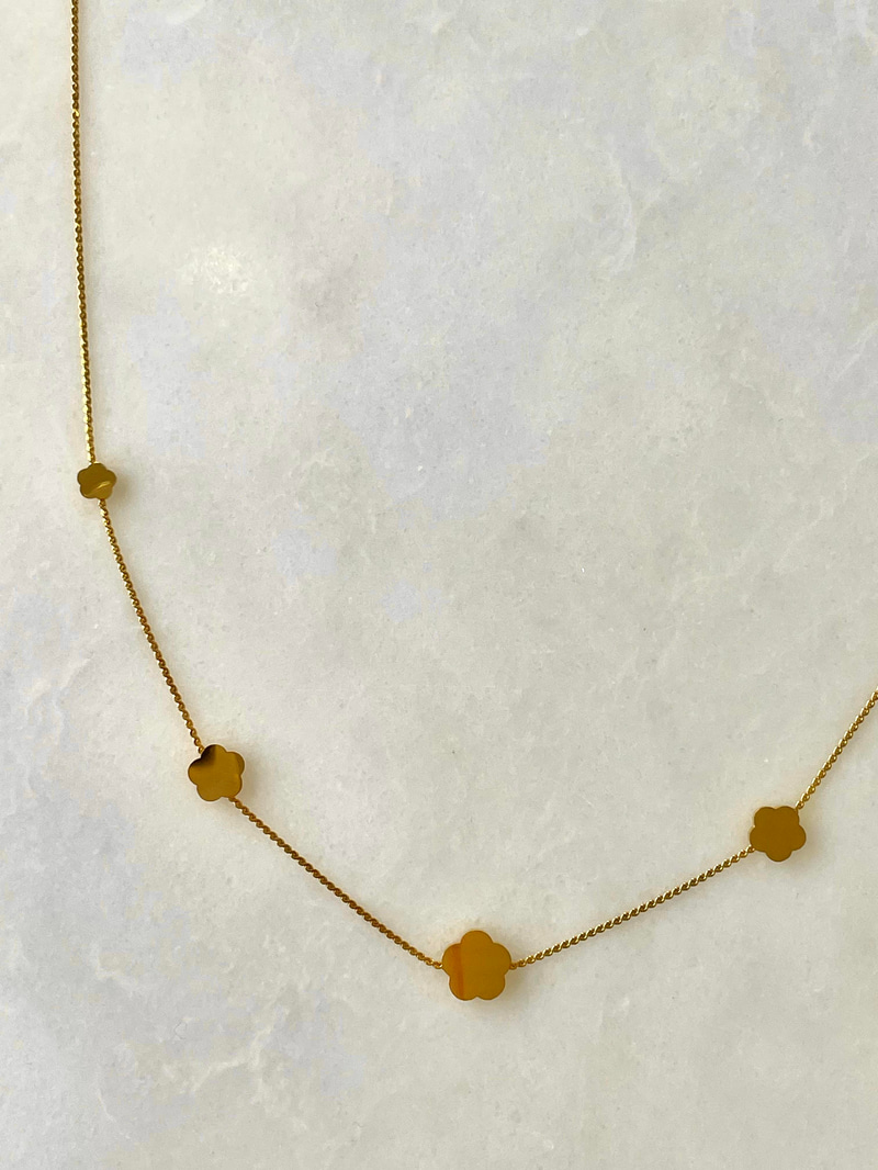 Çelik Beşli Çiçek Plaka Minimal Kolye