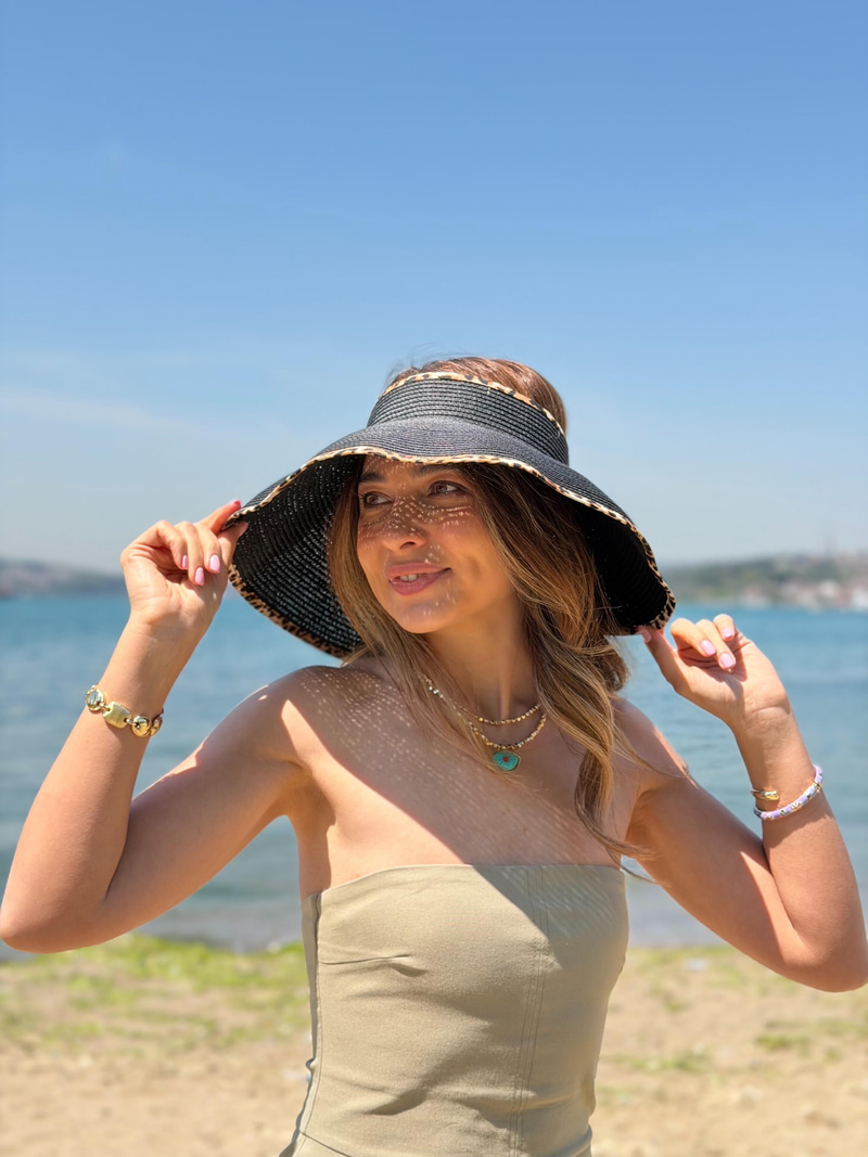 Leoparlı Vizör Şapka ve Fiyonklu Çanta Kombini Camel