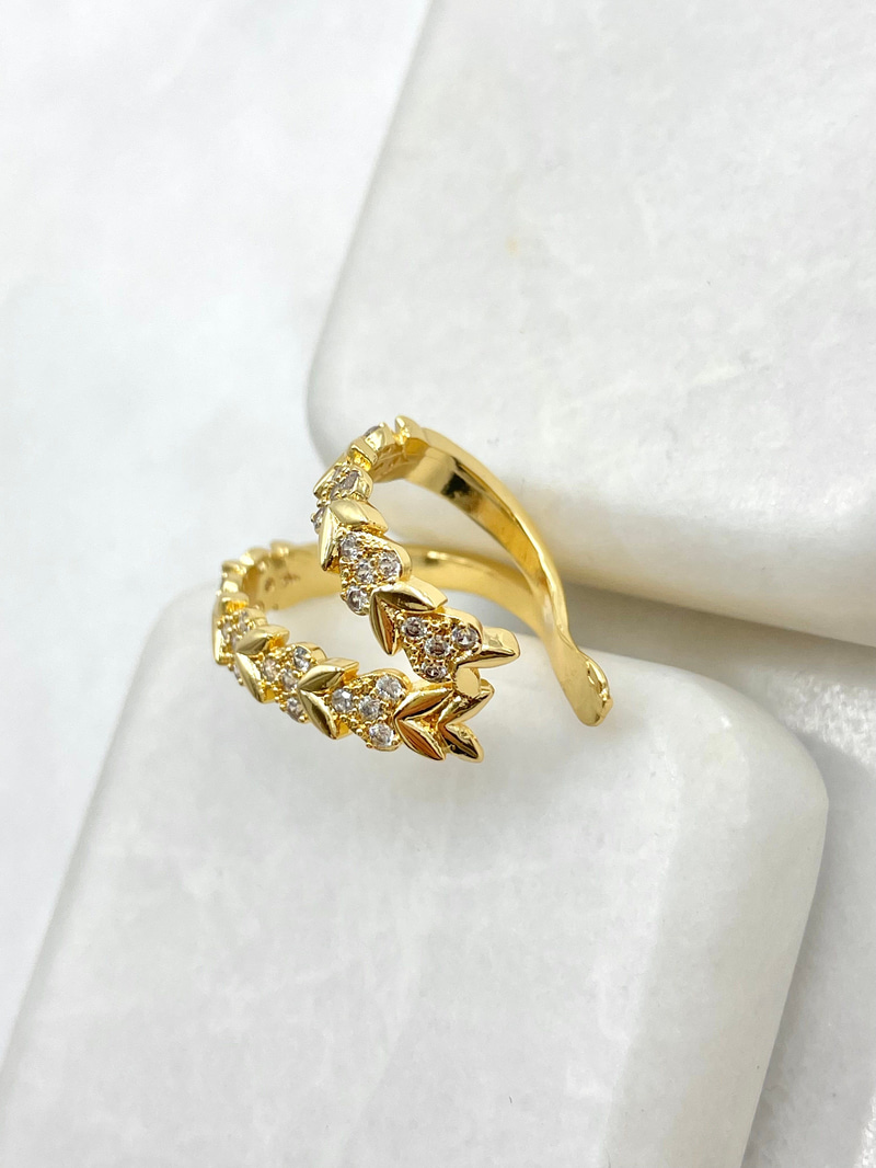 Kristal Kalpli Yaprak Model Kıkırdak Küpe Gold