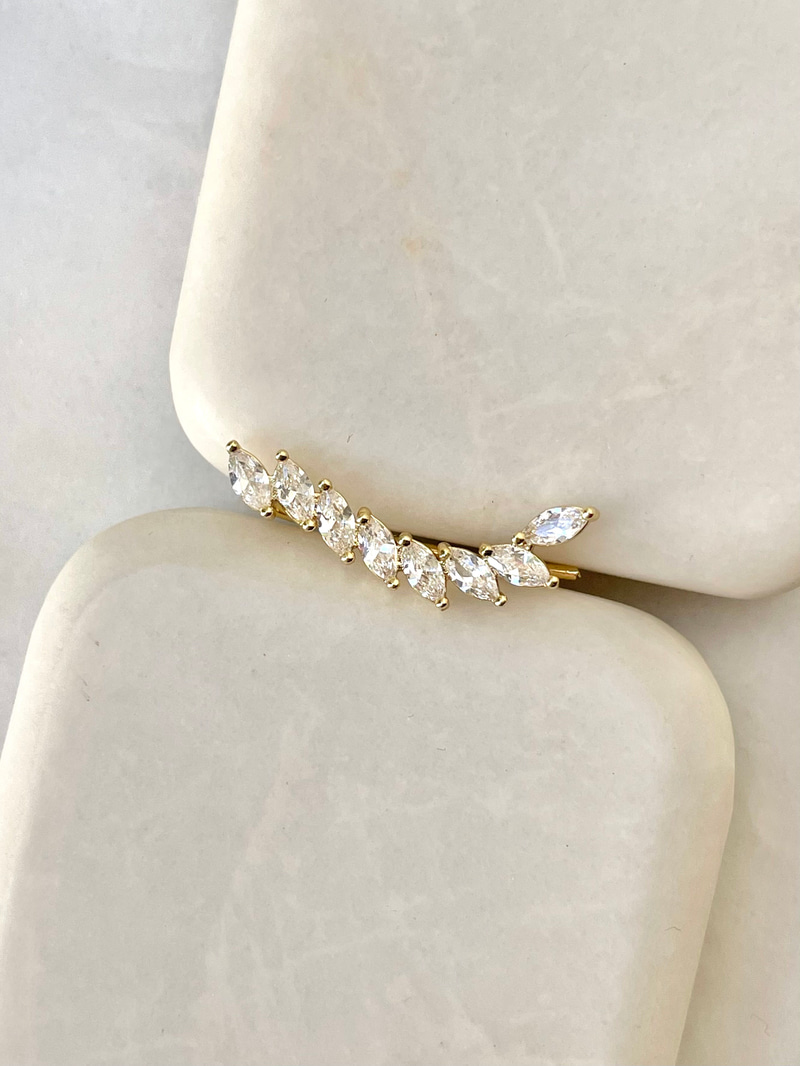 Kristal Taşlı Yaprak Model Kıkırdak Küpe Gold