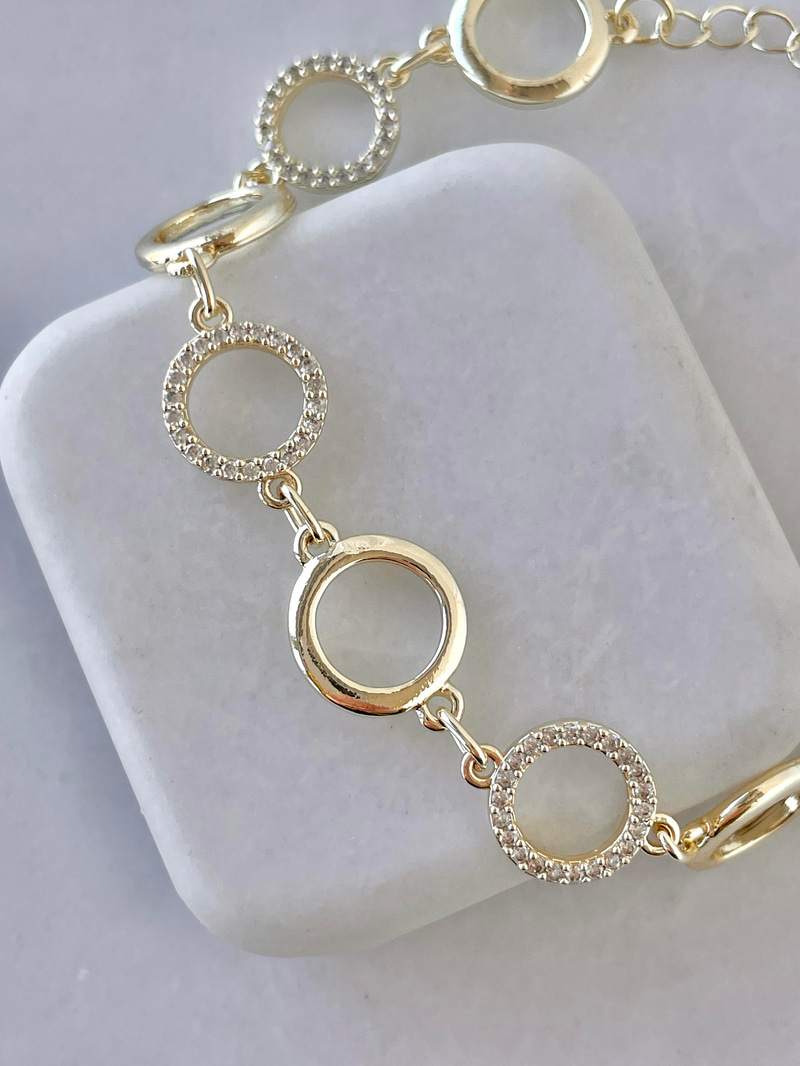 Gömme Taşlı Halka Bileklik Gold