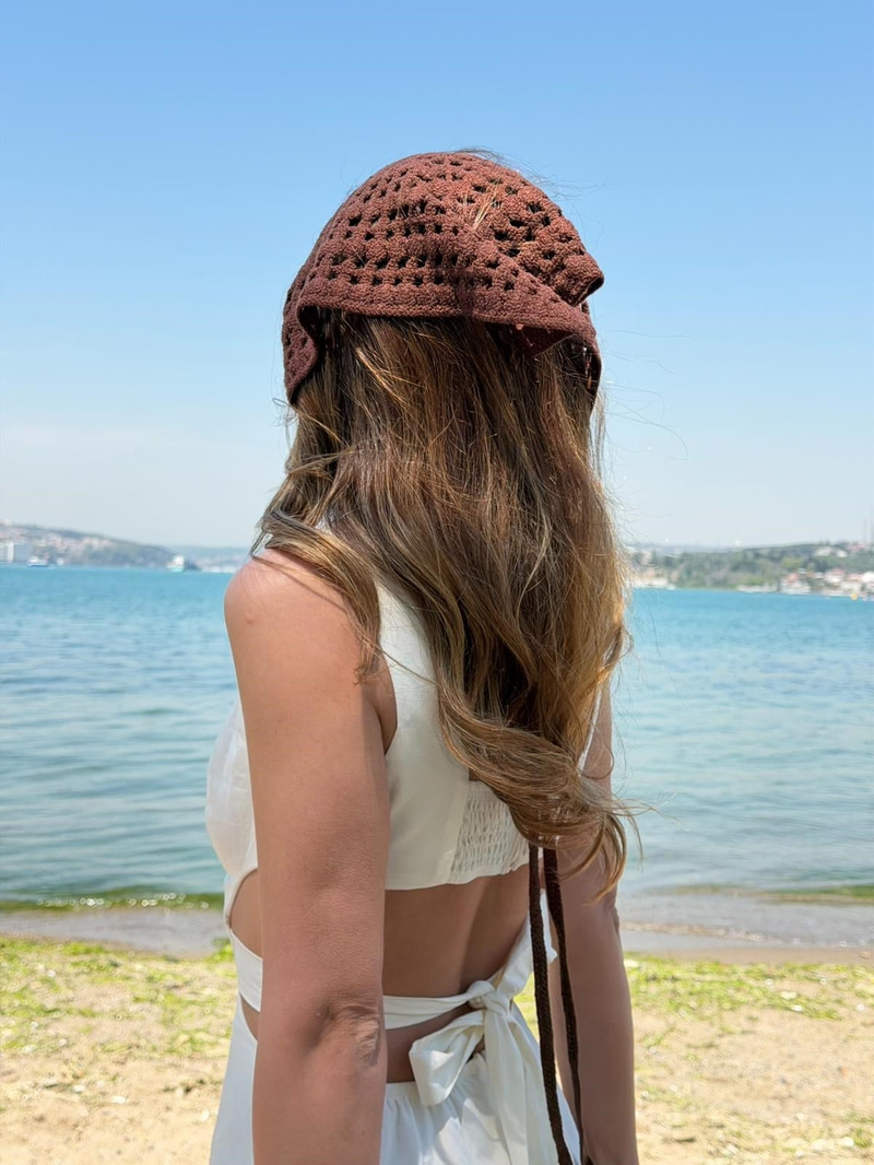 Örgü Bandana ve Clutch Hasır Çanta Kombini Kahve