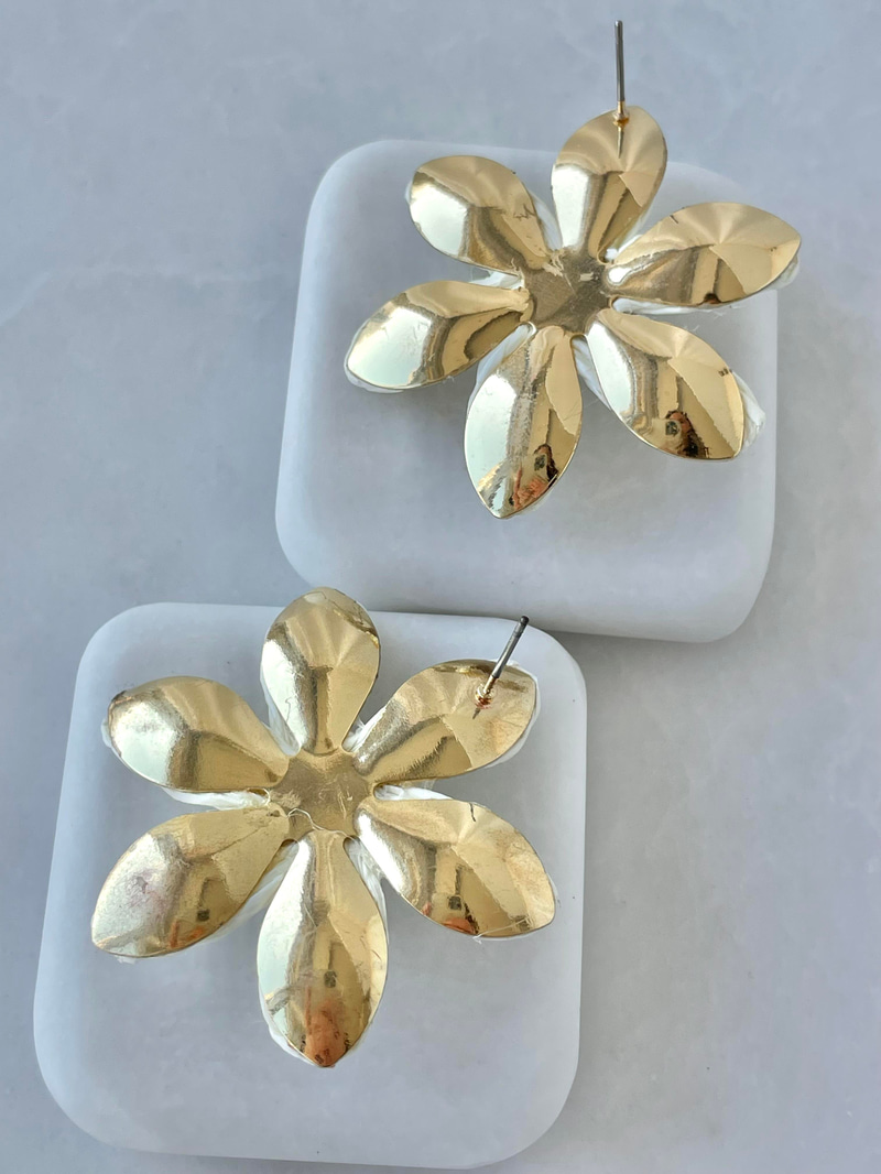 Kahve Detaylı Hasır Çiçek Küpe Gold