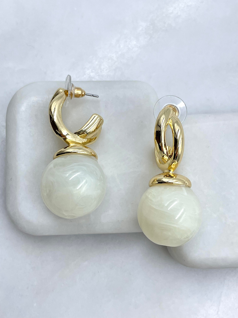 Altın Kaplama Gold Detaylı Top Sallantılı Vintage Küpe Ekru