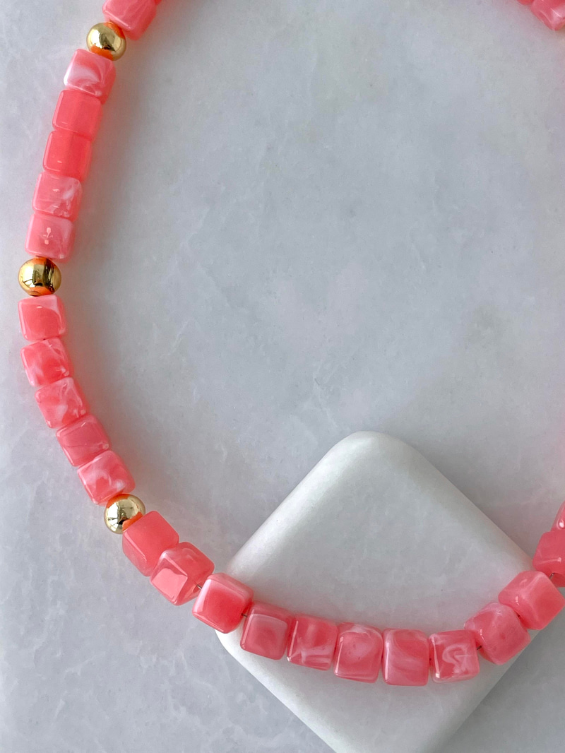 Doğal Taş Görünümlü Küp Kolye Pembe