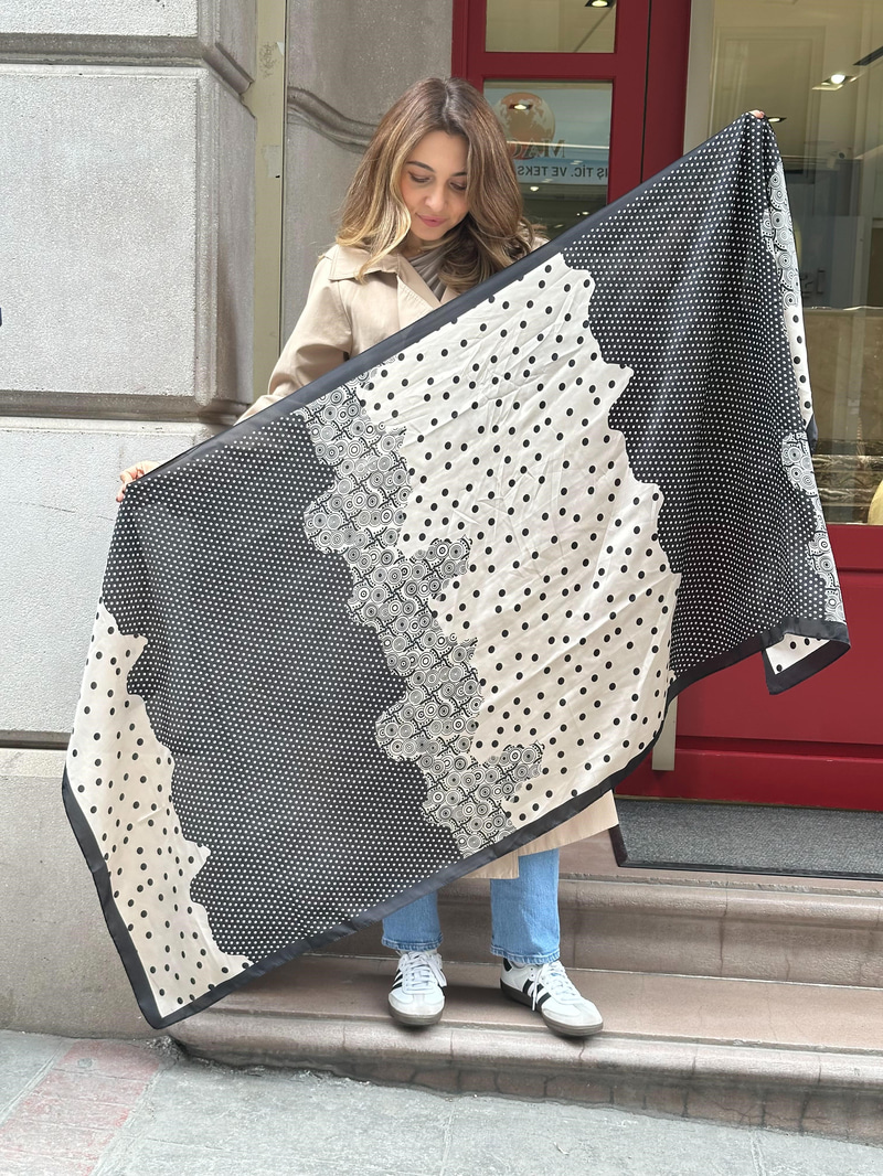 Siyah Puantiye Desenli Saten Şal 90x180 cm Renkli