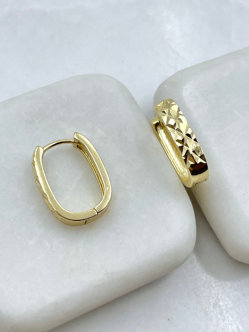 Üçgen Yansımalı U Küpe Gold